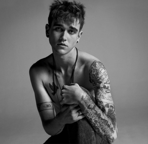 Vogue_Paris_-_Octobre_2015-1277.thumb.png.0425d3caa2f268cebbae271a659e78fc.png