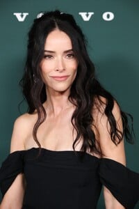 abigail-spencer-shines-at-baby2baby-gala-09-11-2024-8.jpg