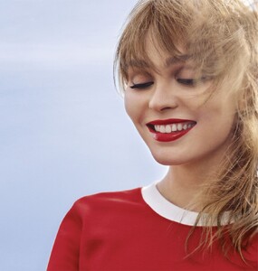 chanel-rouge-coco-bloom-a-new-shine-is-born-02.jpg