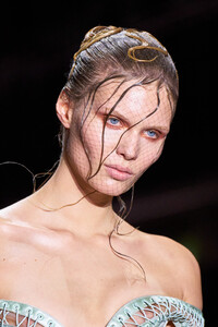 gaultier-hc-clp-s25-001.thumb.jpg.70e2bcaeb74049afc384f0d6c21d9f42.jpg