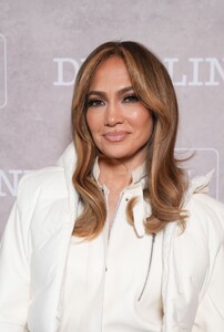 jennifer-lopez-channels-luxury-ski-resort-chic-at-sundance-in-head-to-toe-winter-white-2.jpg