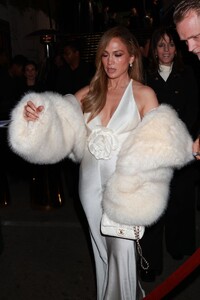 jennifer-lopez-channels-timeless-hollywood-glamour-in-white-chanel-at-star-studded-vanity-fair-soiree-6.jpg