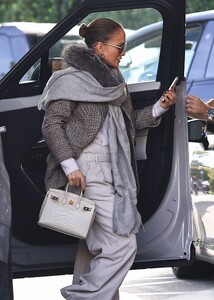 jennifer-lopez-s-luxe-hermes-birkin-steals-the-spotlight-at-benny-medina-s-birthday-0.jpg