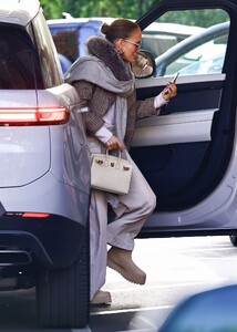 jennifer-lopez-s-luxe-hermes-birkin-steals-the-spotlight-at-benny-medina-s-birthday-4.jpg