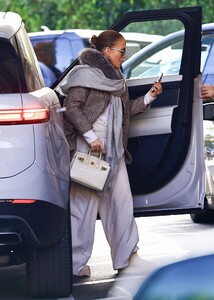 jennifer-lopez-s-luxe-hermes-birkin-steals-the-spotlight-at-benny-medina-s-birthday-6.jpg