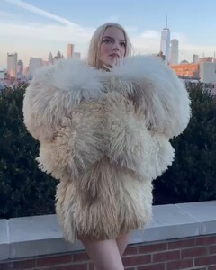 julieknailsnyc_1738860275_3562140631905672023_21160809.jpg