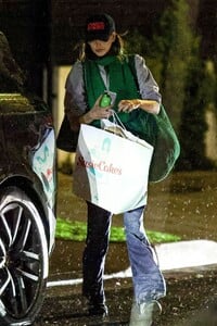 kaia-gerber-braves-rain-for-susie-cakes-01.26.2025-0.jpg