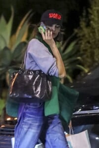 kaia-gerber-braves-rain-for-susie-cakes-01.26.2025-3.jpg