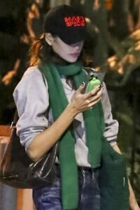 kaia-gerber-braves-rain-for-susie-cakes-01.26.2025-6.jpg