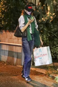 kaia-gerber-braves-rain-for-susie-cakes-01.26.2025-7.jpg