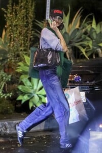 kaia-gerber-braves-rain-for-susie-cakes-01.26.2025-8.jpg
