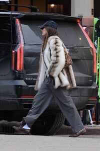 kendall-jenner-dines-in-fur-jacket-at-little-nell-s-02.06.2025-6.jpg