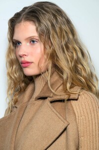 max-mara-bks-f25-003.thumb.jpg.f79f1d5ff24e7c44bd1cb3341aa6ad3c.jpg