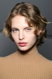 max-mara-bks-f25-013.thumb.jpg.f0b00a11d2b58b8af604860b1df8fd5d.jpg