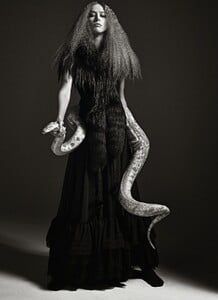 raquel-zimmermann-by-mario-sorrenti-for-vogue-paris-august-2014-11.thumb.jpg.85649fed3db57d1990a4ccf9892332a4.jpg