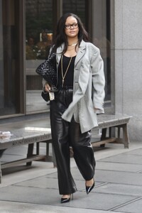 rihanna-s-courtroom-style-steals-the-spotlight-in-la-01.31.2025-8.jpg