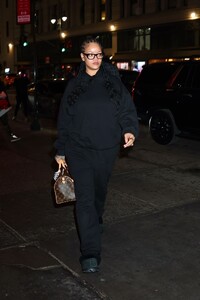 rihanna-s-natural-beauty-shines-during-casual-nyc-outing-01.17.2025-5.jpg