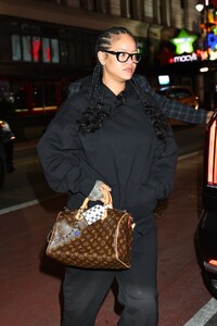 rihanna-s-natural-beauty-shines-during-casual-nyc-outing-01.17.2025-6.jpg
