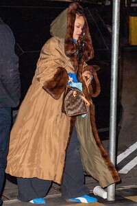 rihanna-spotted-heading-to-the-studio-in-new-york-fueling-speculation-about-new-music-release-01.17.2025-1.jpg