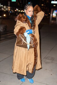 rihanna-spotted-heading-to-the-studio-in-new-york-fueling-speculation-about-new-music-release-01.17.2025-3.jpg