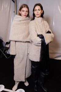 sportmax-bks-f25-128.thumb.jpg.c40c7d18f88c13060ba790542a2847bf.jpg
