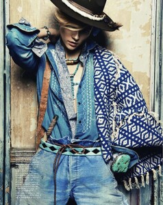 vogue-paris-2013-avril(dragged)13.thumb.jpg.69e690b00086b7976972140a0f69abd7.jpg