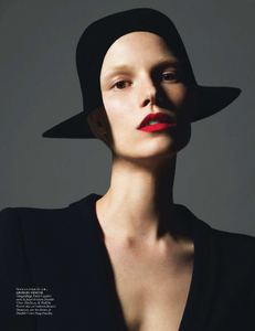 vogue-paris-2013-mars-295.thumb.png.b95b2286f025f83bbbe955d738077e39.png