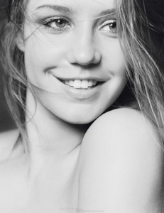 vogue-paris-2013-octobre-322.thumb.png.48925d07f6da21d88d74e26b450fa5b8.png