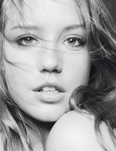 vogue-paris-2013-octobre-325.thumb.png.f016d982920044feaef28fe883e6cabb.png
