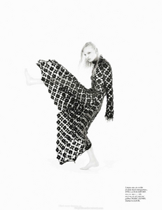 vogue-paris-2015-aout-194.thumb.png.45598a52cf66b43d2e7e403847cdf50d.png
