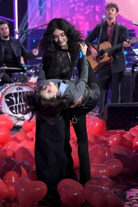 2025DevaCasselTVShowCattelanisheretonight007.thumb.jpg.c8203c7a83f9d0c8c0487dccc3b756b1.jpg