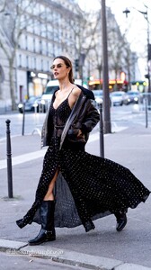 [2025.03.10] alessandraambrosio-mrselfportrait_3585160200307768691.jpg