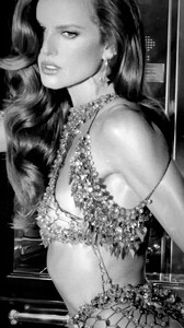[2025.03.11] izabelgoulart_3586200821097428718.jpg