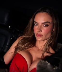 [2025.03.12] alessandraambrosio_484473119_18493797190000670_6973561717057821740_n.jpg