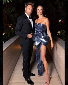 [2025.03.03] alessandraambrosio-bobbyrachpoot_482160055_18489313642037605_2660618102520755374_n.jpg
