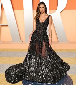 [2025.03.03] alessandraambrosio-nailartbyqueenie_482484761_18465563722069133_4963439905761957589_n.jpg