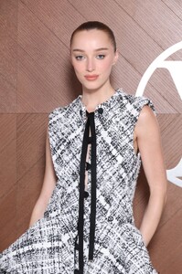 574816553_phoebe-dynevor-1.jpg