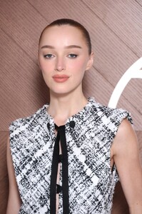 574816567_phoebe-dynevor-2.jpg