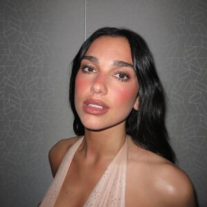 579128396_dualipa-20250322_184400-8.jpg