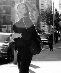 579864542_dualipa-12.jpg