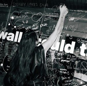 580066034_dualipa-20250325_092752-4.jpg