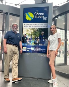 Am Samstag ist Premiere! In Berlin steigt der 1. SpreeCleanUp - powered by RhineCleanUp (RCU). Für die Werbung sorgt Aussenwerber Ströer, für die zum Event passenden Themen-T-Shirts der Fair Fashion-Pionier H.jpg