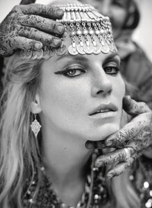 AngelaLindvallbyTomCraigforPorterSummer2014_10.thumb.jpg.21ff932b79639a92acff73e895c175ed.jpg