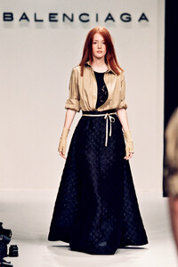 Balenciaga1996WomenRTW34.thumb.jpg.0af394aacb589fb67071374a26196eae.jpg