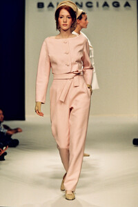 Balenciaga1996WomenRTW9.thumb.jpg.074730af781b8f2e3b5053c3e6f2a7d6.jpg