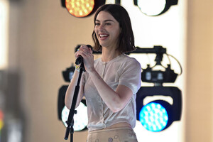 Gracie_Abrams_11.jpg