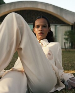Kapturing+for+Vogue+Czech+June+2021+(2).jpg