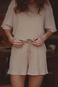 Nenes_loungewear_SS25_La_clique_drop_1_PAP_short_emilie_noisette_4.jpg