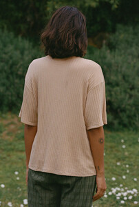 Nenes_loungewear_SS25_La_clique_drop_1_PAP_tshirt_emilie_noisette_2.jpg