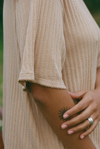Nenes_loungewear_SS25_La_clique_drop_1_PAP_tshirt_emilie_noisette_4.jpg